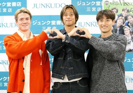 　サイン会に出席した（左から）酒井、汰木、鍬先（撮影・中野裕美子）