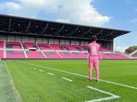 　引退試合で着用する背番号８のユニホームを披露する柿谷氏