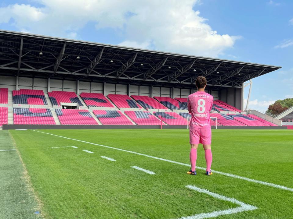 　引退試合で着用する背番号８のユニホームを披露する柿谷氏