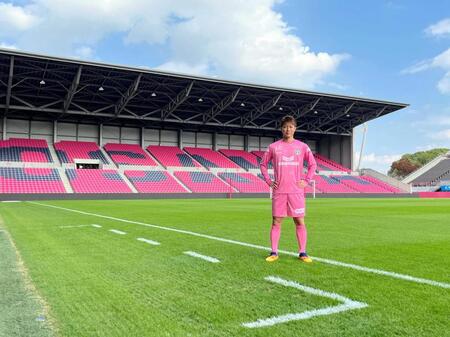 　引退試合のユニホームを披露する柿谷氏