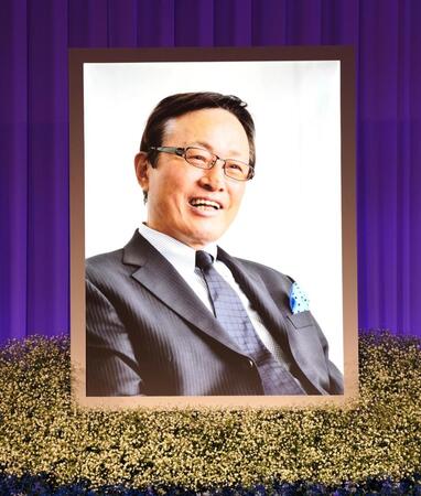 　お別れの会の祭壇に飾られる釜本邦茂さんの遺影（代表撮影）