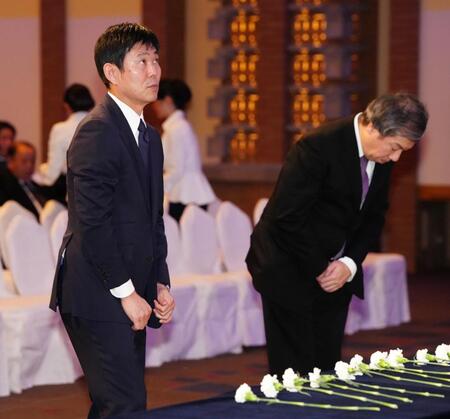 　釜本邦茂さんのお別れの会で献花した日本代表・森保監督（左）＝代表撮影