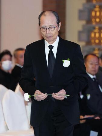 　釜本邦茂さんのお別れの会で献花するソフトバンク王貞治球団会長（代表撮影）