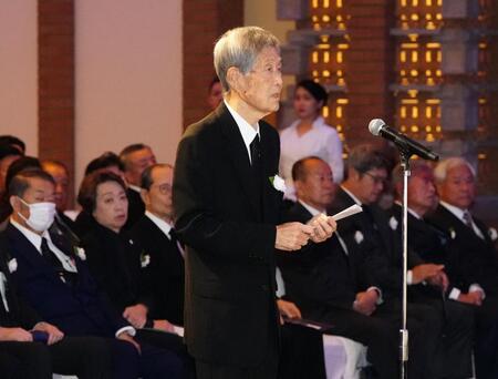 　釜本邦茂さんのお別れの会で追悼の辞を述べる横山謙三氏（代表撮影）