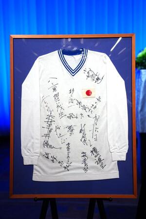 　釜本邦茂さんのお別れの会の祭壇に飾られるユニホーム（代表撮影）