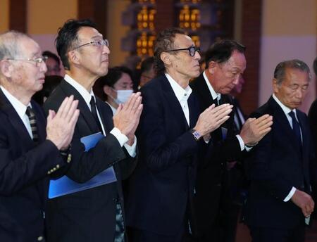 　釜本邦茂さんのお別れの会で献花するラモス瑠偉氏（中央）ら＝代表撮影