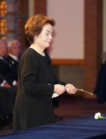 　釜本邦茂さんのお別れの会で献花する妻の修子さん（代表撮影）
