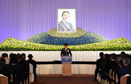 　釜本邦茂さんのお別れの会で謝辞を述べる日本サッカー協会宮本恒靖会長（代表撮影）