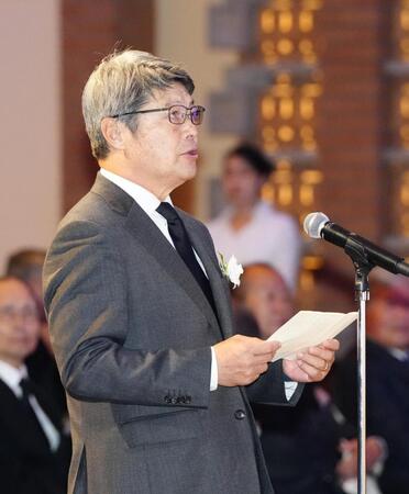 　釜本邦茂さんのお別れの会で追悼の辞を述べる西村昭宏氏（代表撮影）
