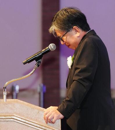 　釜本邦茂さんのお別れの会で謝辞を述べる長男の達生さん（代表撮影）