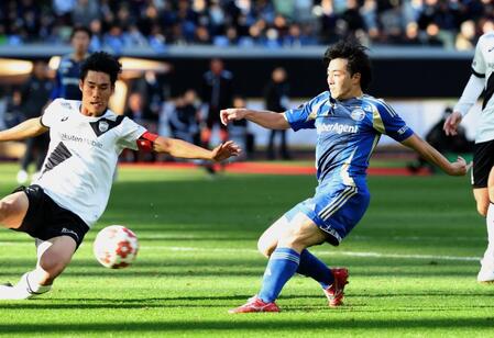 　前半、ゴールを決める町田・相馬勇紀（撮影・金田祐二）