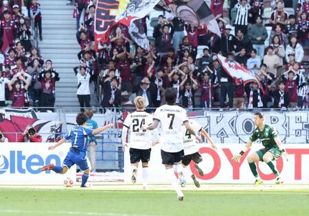 　前半、ゴールを決める町田・相馬勇紀（左端）＝撮影・石井剣太郎