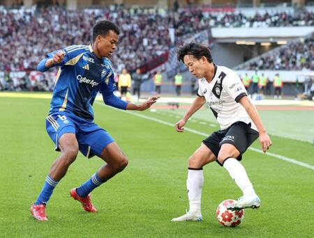 　前半、競り合う町田・望月ヘンリー海輝（左）と神戸・広瀬陸斗（撮影・石井剣太郎）