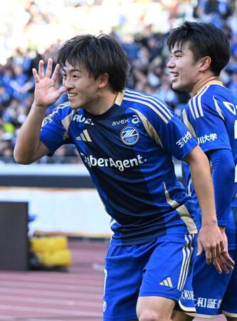 　前半、ゴールを決め、笑顔を見せる町田・相馬