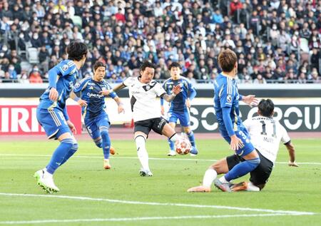 　前半、ゴールを狙う神戸・井手口陽介（中央）＝撮影・石井剣太郎