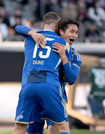 　前半、先制ゴールを決め喜ぶ町田・藤尾（中央）