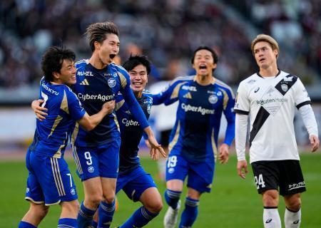 　町田-神戸　後半、自身２点目のゴールを決め、喜ぶ町田・藤尾（左から２人目）＝国立競技場