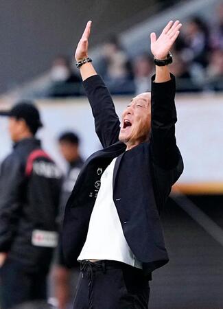 　神戸を破り、初優勝を果たし、大喜びの町田・黒田監督