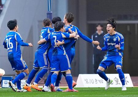 　前半、藤尾が先制ゴールを決め、大喜びの町田・中山（右端）ら