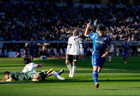 　前半、チーム２点目のゴールを決め、駆け出す町田・相馬（７）。倒れ込むＧＫ前川