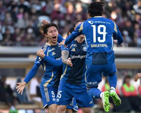 　前半、先制ゴールを決め喜ぶ町田・藤尾（左端）