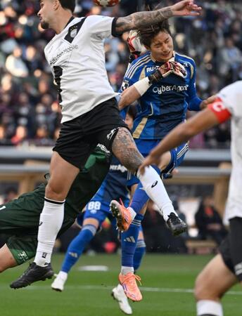 　前半、先制ゴールを決める町田・藤尾（右）