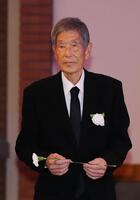 　釜本邦茂さんのお別れの会で献花する横山謙三氏（代表撮影）