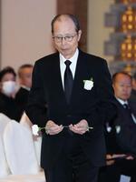 　釜本邦茂さんのお別れの会で献花するソフトバンク王貞治球団会長（代表撮影）