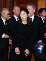 　釜本邦茂さんのお別れの会で献花した澤穂希さん（中央）。右は夫の辻上裕章さん（代表撮影）