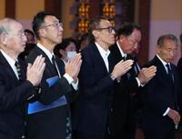 　釜本邦茂さんのお別れの会で献花するラモス瑠偉氏（中央）ら＝代表撮影