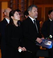 　釜本邦茂さんのお別れの会で献花する澤穂希さん（左）と夫の辻上裕章さん（代表撮影）