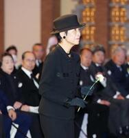 　釜本邦茂さんのお別れの会で献花する高円宮妃久子さま（代表撮影）