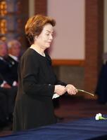 　釜本邦茂さんのお別れの会で献花する妻の修子さん（代表撮影）