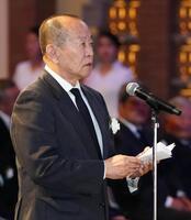 　釜本邦茂さんのお別れの会で追悼の辞を述べる二村昭雄氏（代表撮影）
