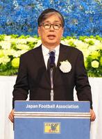 　釜本邦茂さんのお別れの会で謝辞を述べる長男の達生さん（代表撮影）