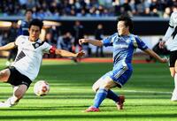 　前半、ゴールを決める町田・相馬勇紀（撮影・金田祐二）