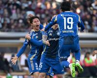 　前半、先制ゴールを決め喜ぶ町田・藤尾（左端）