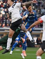 　前半、先制ゴールを決める町田・藤尾（右）