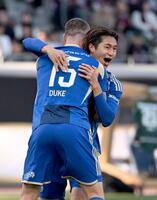 　前半、先制ゴールを決め喜ぶ町田・藤尾（中央）