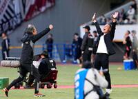 　神戸を破り、初優勝を果たし、大喜びの町田・黒田監督（右）