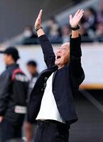 　神戸を破り、初優勝を果たし、大喜びの町田・黒田監督