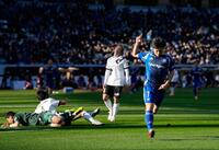 　前半、チーム２点目のゴールを決め、駆け出す町田・相馬（７）。倒れ込むＧＫ前川