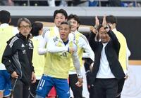 　前半、藤尾のゴールで先制し喜ぶ町田・黒田監督（右）