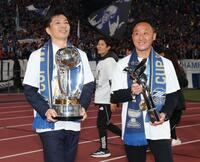 　天皇杯を制し笑顔の町田・黒田剛監督（右）と藤田晋オーナー（撮影・金田祐二）