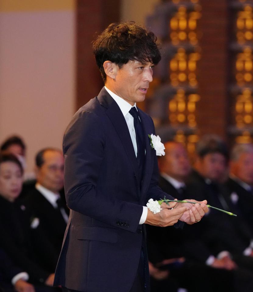 　釜本邦茂さんのお別れの会で献花する日本サッカー協会宮本恒靖会長（代表撮影）