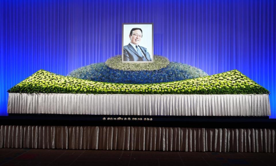 　釜本邦茂さんのお別れの会の祭壇（代表撮影）