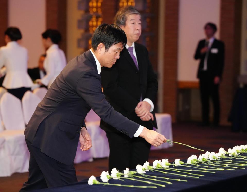 　釜本邦茂さんのお別れの会で献花する日本代表・森保監督（代表撮影）