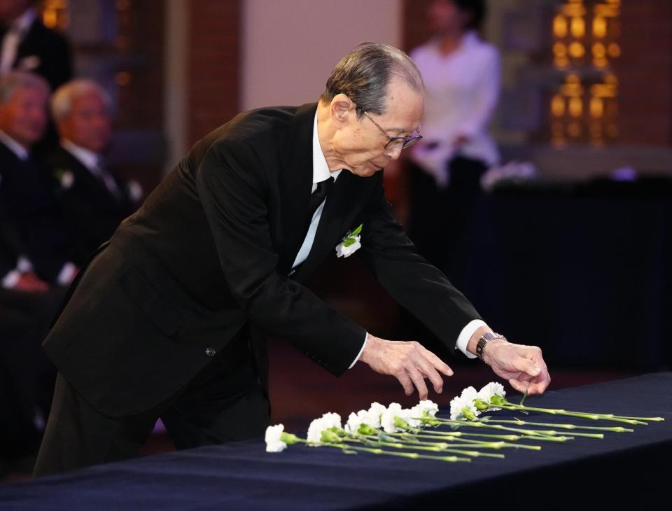 　釜本邦茂さんのお別れの会で献花するソフトバンク王貞治球団会長（代表撮影）