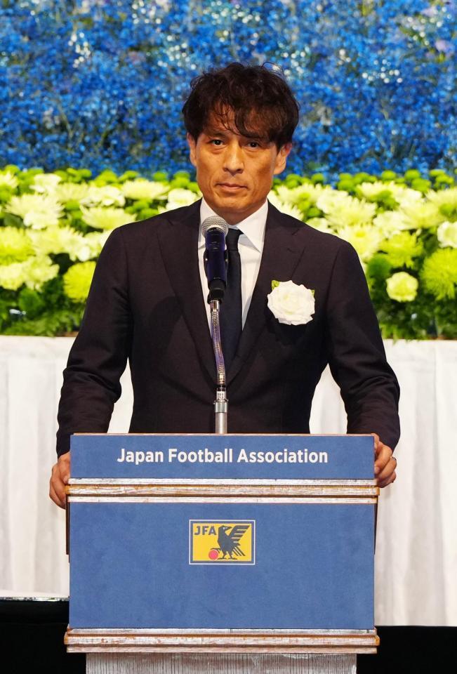 　釜本邦茂さんのお別れの会で謝辞を述べる日本サッカー協会宮本恒靖会長（代表撮影）