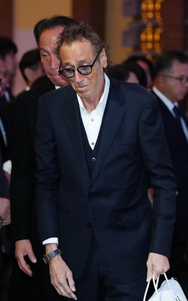 　釜本邦茂さんのお別れの会で献花したラモス瑠偉氏（代表撮影）